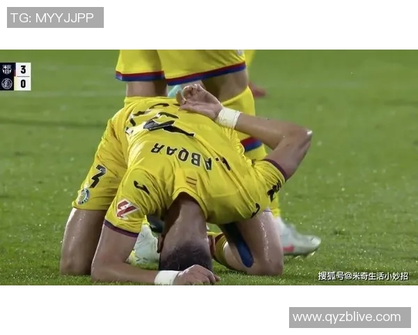 冲进足球场与球星亲密拥抱的感人瞬间引发全场热烈掌声